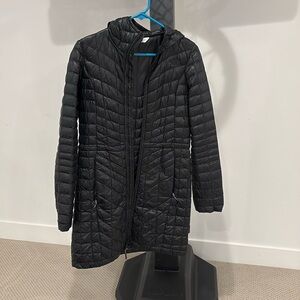 Northface knee length thermoball black puffer women’s XS. Only worn a few times.